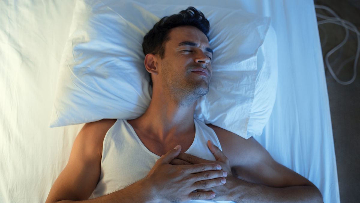 Kołatanie serca w nocy może być skutkiem stresu, nadużywania kawy lub alkoholu.