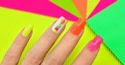 Neonowe paznokcie. Komu pasuje i jak zrobić neonowy manicure?