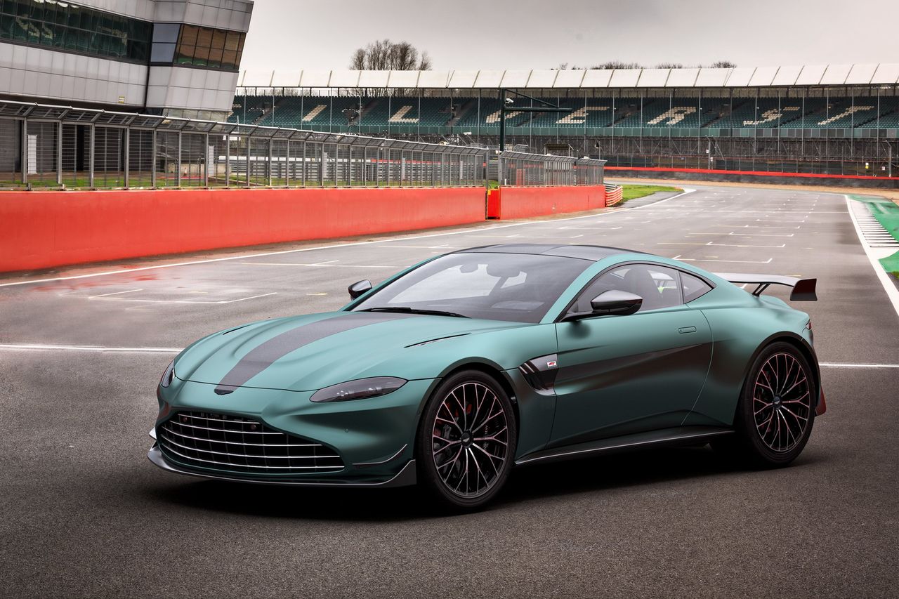 Barwy ewidentnie nawiązują do bolidu Astona na sezon 2021.