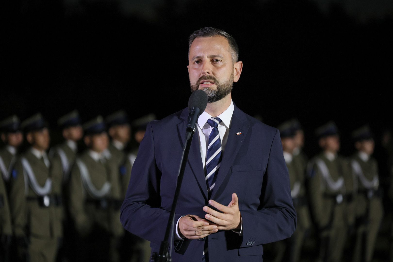 Ossów, 14.08.2024. Wicepremier, minister obrony narodowej Władysław Kosiniak-Kamysz podczas Apelu Pamięci przed Pomnikiem ? Krzyżem upamiętniającym miejsce śmierci ks. mjr. Ignacego Skorupki w Ossowie, 14 bm. w przeddzień Święta Wojska Polskiego. (mr) PAP/Paweł Supernak