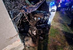 Ministrant zabrał księdzu auto. Wjechał w dom