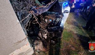 Ministrant zabrał księdzu auto. Wjechał w dom