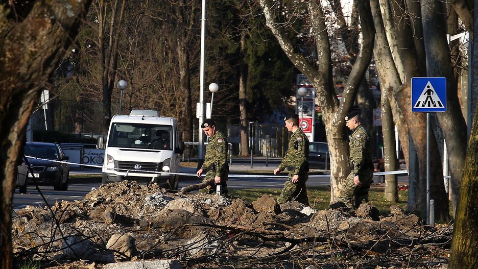  epaselect epa09816687 Croatian soldiers investigate the site where a military drone crashed in Zagreb, Croatia, 11 March 2022. The Croatian Defense Ministry confirmed that an unidentified military drone crashed in downtown Zagreb on 11 March.  EPA/ANTONIO BAT Dostawca: PAP/EPA.