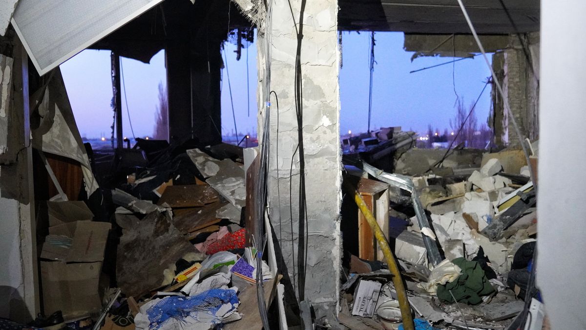 Budynek mieszkalny uszkodzony w wyniku rosyjskiego ataku
