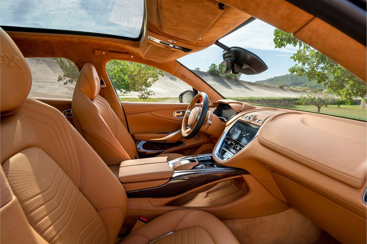Aston Martin DBX - wnętrze (2020) (fot. Aston Martin)