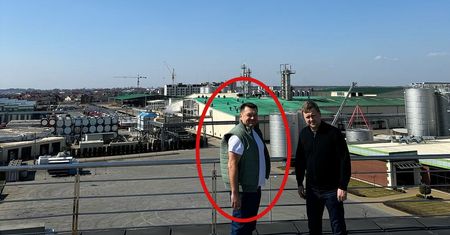 W Polsce jest ścigany listem gończym. W Ukrainie spotyka się z ministrem