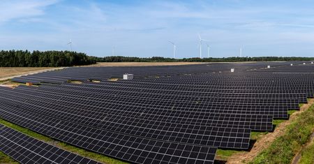 Czysta energia zasili rafinerię ORLENU. W Możejkach powstaje wyjątkowa elektrownia słoneczna
