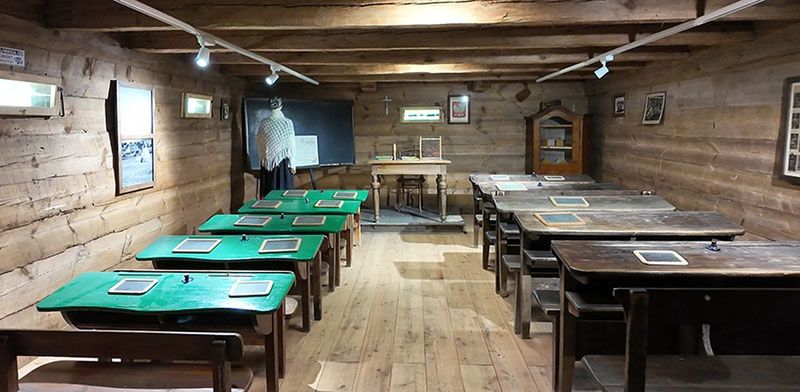 Klasa wiejskiej szkoły ludowej. Skansen w Wygiełzowie