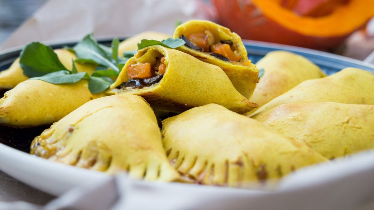 Hiszpańskie pieczone pierożki podaję z domowymi sosami