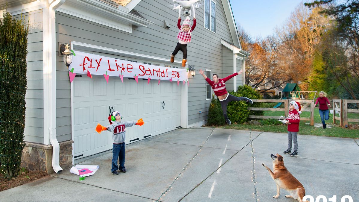 Dziecko porwane przez drona. To pomysł na oryginalną kartkę świąteczną 1