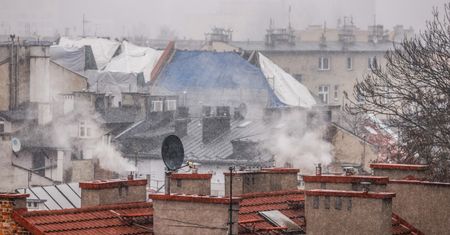 Burza wokół "Czystego powietrza". Dostają wezwania do zapłaty, szykują protest