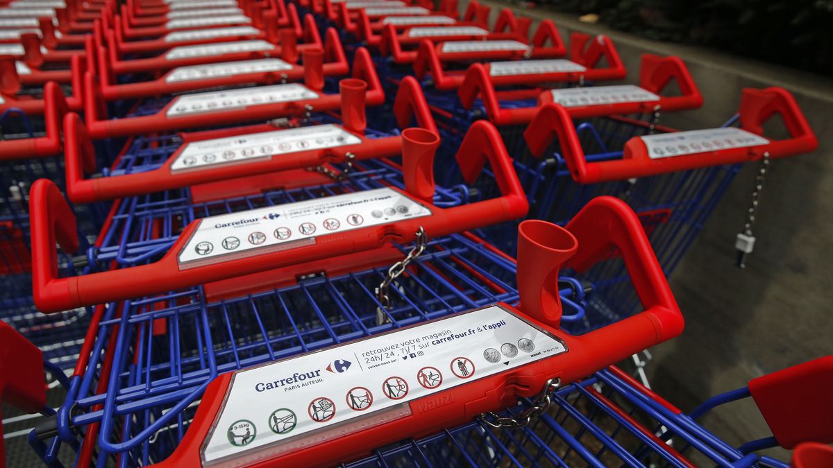 PARIS, FRANCE - JANUARY 13: Shopping carts are parked outside a Carrefour supermarket on January 13, 2021 in Paris, France. French retailer Carrefour today confirmed "very preliminary" discussions with Canadian Couche-Tard, a fuel supply and distribution group, for a "friendly" merger project. (Photo by Chesnot/Getty Images)