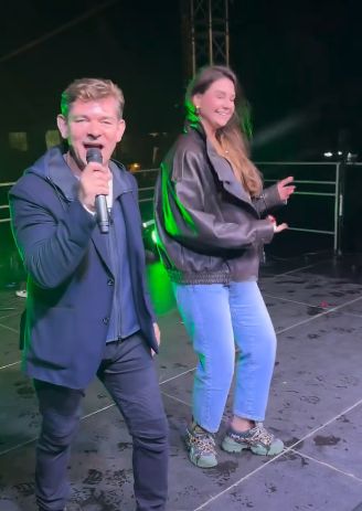 Maja Rutkowski na scenie z Zenkiem Martyniukiem 