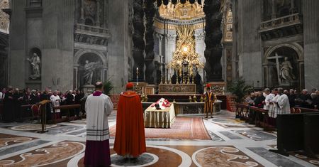 Pogrzeb papieża - oficjalny protokół. "Sytuacja bez precedensu" po śmierci Benedykta XVI