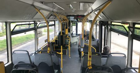 Przemoc w środku dnia: para zaatakowała ciemnoskórego kierowcę autobusu