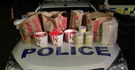 Przemyt jedzenia z KFC. Mężczyźni zatrzymani przez policję