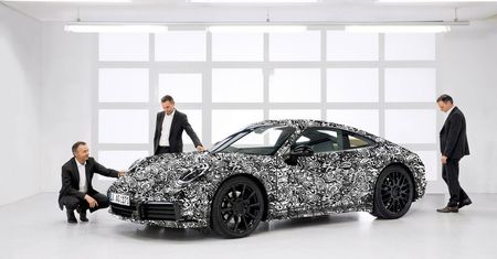 Nowe Porsche 911 zadebiutuje za miesiąc. Wiemy już całkiem sporo