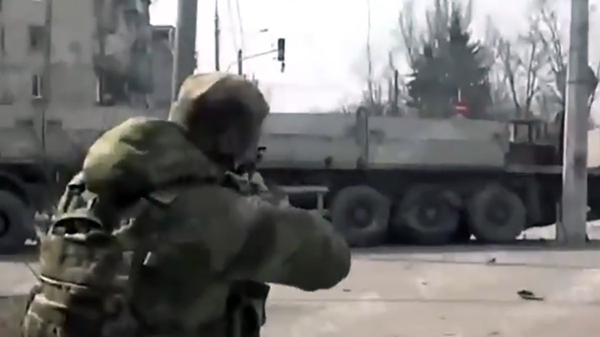 Żołnierze Kadyrowa wzięli na cel sygnalizację świetlną na skrzyżowaniu