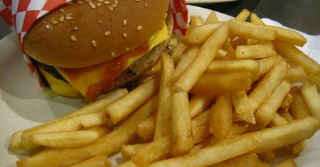 Burger z serem "królem" zamówień na wynos