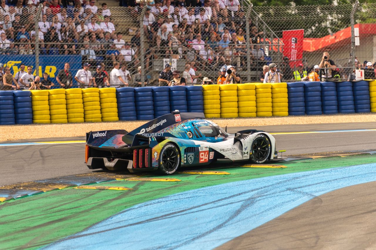 Chaos w deszczu, ogrom wypadków i sensacyjny lider 24h Le Mans!