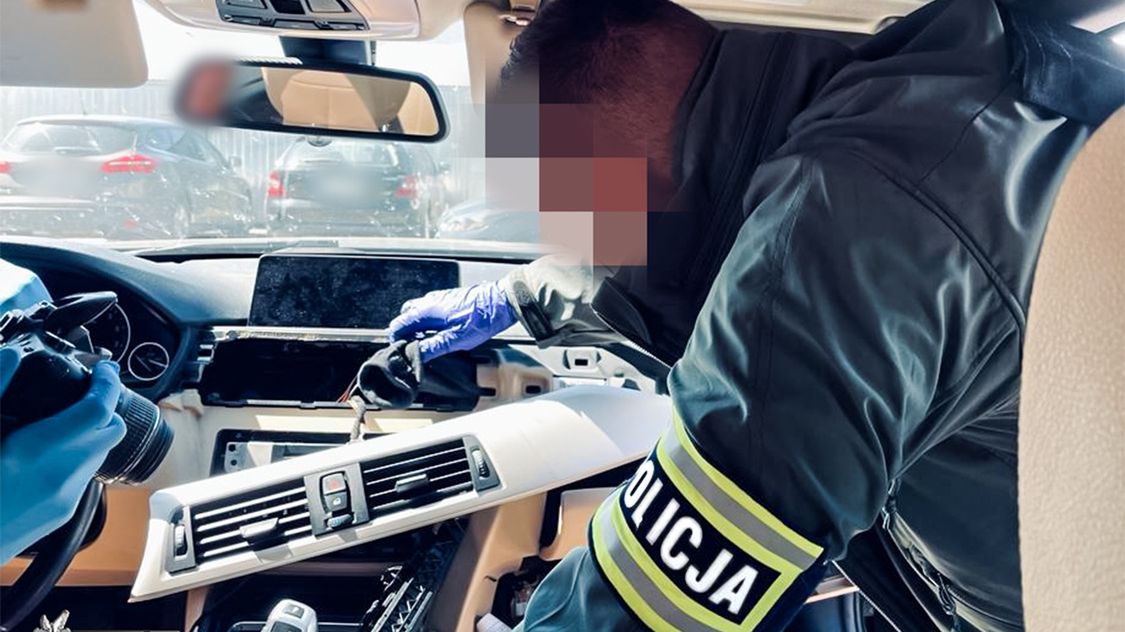 Zdaniem śledczych zabezpieczone części pochodzą z co najmniej 120 samochodów 