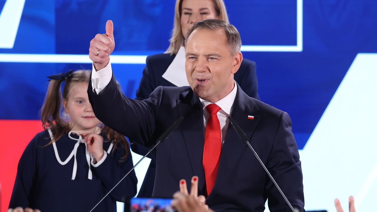 WARSAW, POLAND - JUNE 01: Karol Nawrocki, presidential candidate of the Law and Justice Party (PiS), gestures to supporters following the Polish presidential runoff election on June 01, 2025 in Warsaw, Poland. Today's election is a closely contested race between Nawrocki and Rafal Trzaskowski, the liberal mayor of Warsaw who is supported by Prime Minister Donald Tusk. The election is seen as a test of whether the government, with its centrist parliamentary coalition, can overcome the right-wing populism embodied by PiS. (Photo by Sean Gallup/Getty Images)