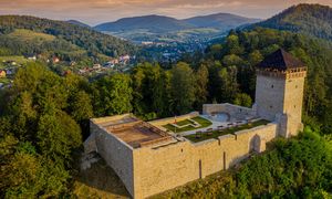 Polskie uzdrowisko rozpoczęło sezon z przytupem. Tłumy na zamku i w ogrodach