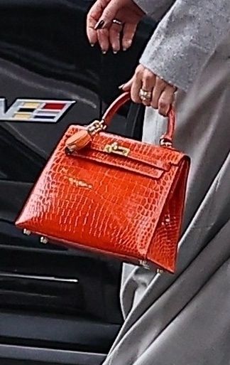 Jennifer Lopez drepcze na lancz, wywijając torebką za 80 tys. zł