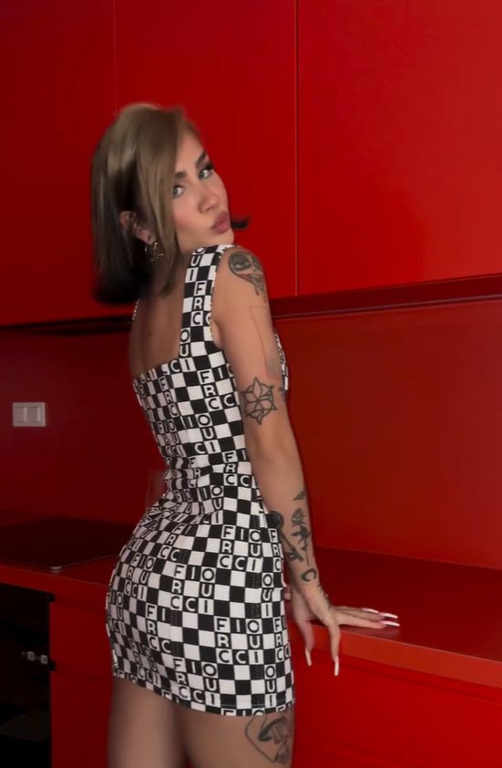 Dziarma w pomarańczowej kuchni