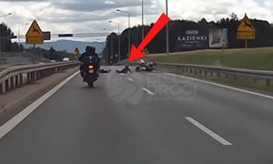 Stali pierwsi na światłach. Po chwili takie sceny. Boli od patrzenia