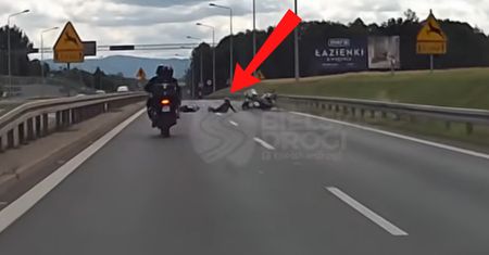Stali pierwsi na światłach. Po chwili takie sceny. Boli od patrzenia