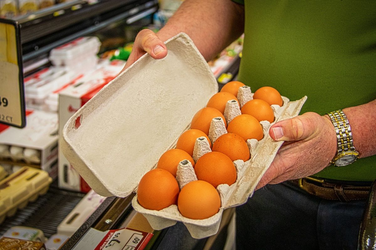 Sprzedawca zawsze otwiera opakowania z jajkami przy klientach. Ma ważny powód