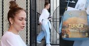 Jennifer Lopez BEZ MAKIJAŻU opuszcza studio tańca z drogą torebką. Tak samo idealna jak na Instagramie? (ZDJĘCIA)