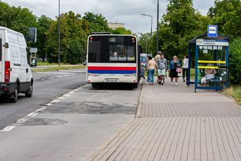 Fatalny stan ul. Powstańców Wlkp. w Śródmieściu Bydgoszczy. Głównie chodzi o zatoczki autobusowe