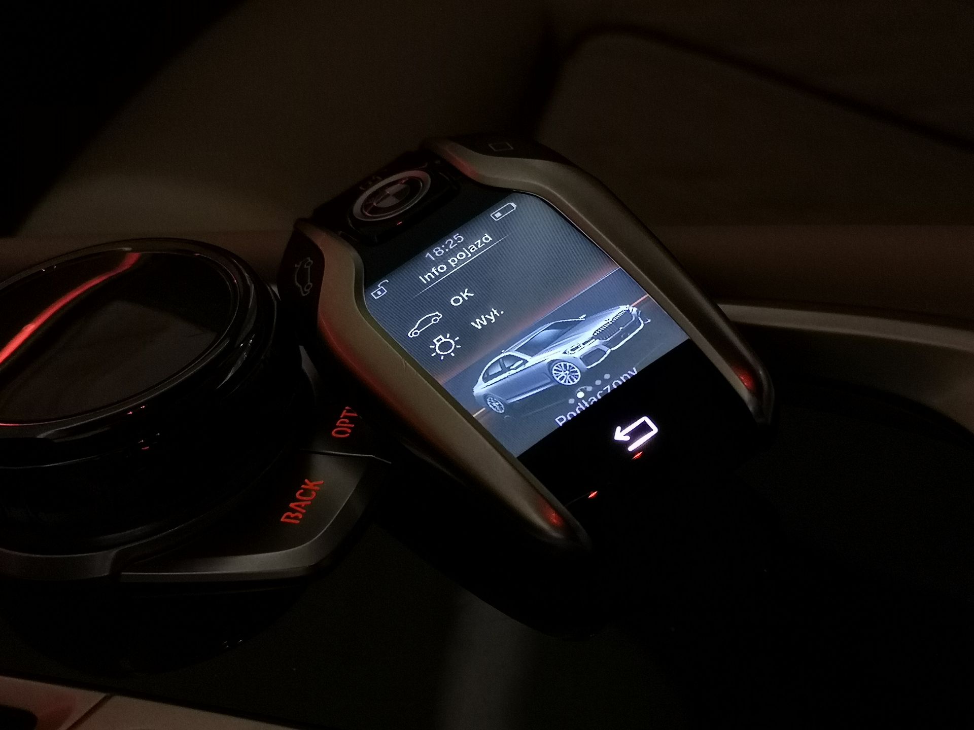BMW 750i xDrive: Systemy wsparcia kierowcy, Night Vision, zdalne sterowanie i audio Bowers & Wilkins 34