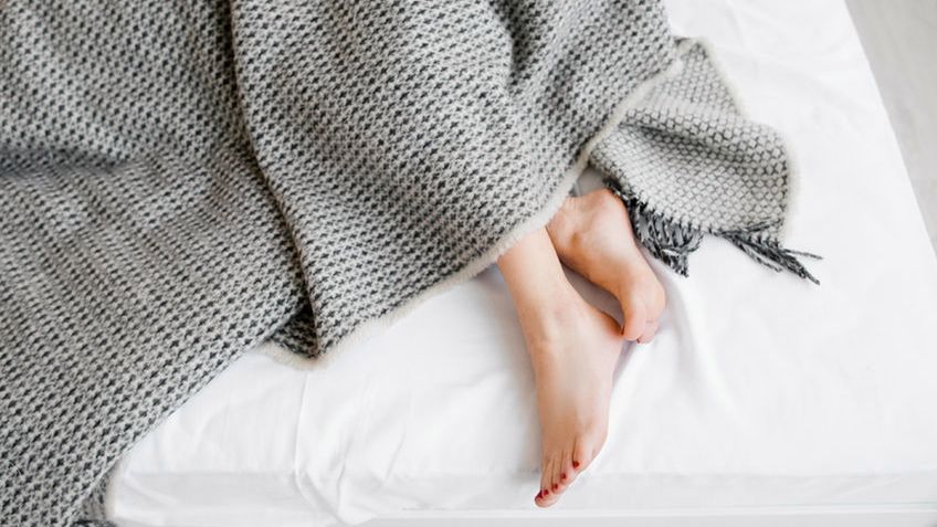 Odsłanianie stóp w nocy może być symptomem choroby