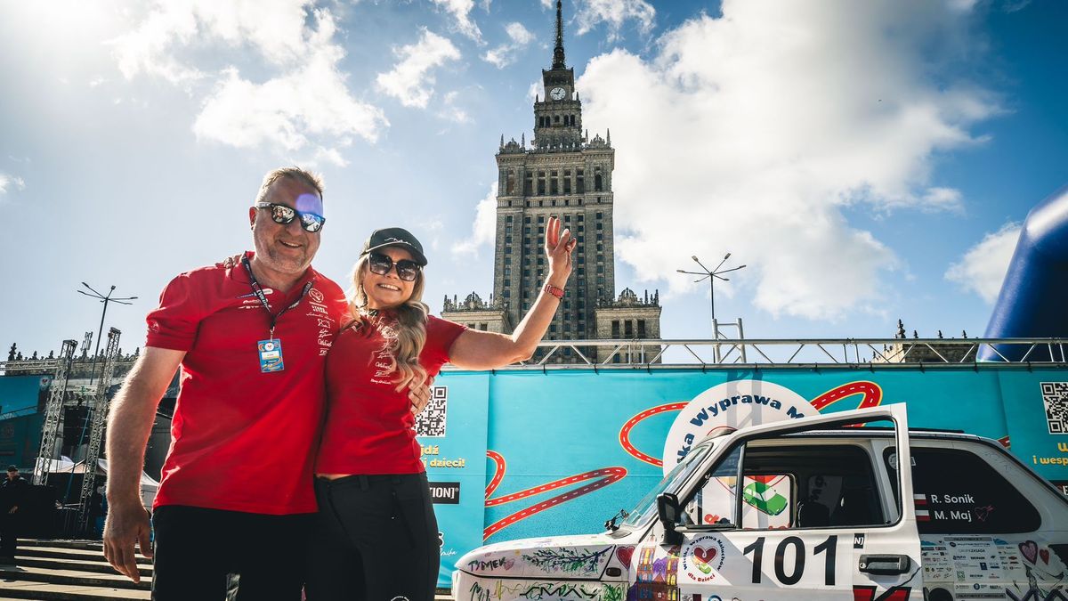 Rafał Sonik razem z Siostrą Furią podróżują maluchem i zbierają pieniądze dla dzieci