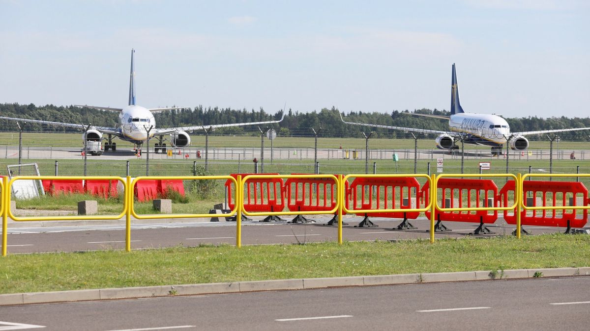Ostatni dzie? kampanii Rafa?a TrzaskowskiegoFot. Jakub Kaminski/East News. Nowy Dwor Mazowieckie, 26.06.20220. Ostatni dzien kampanii Rafala Trzaskowskiego, kandydata Koalicji Europejskiej na prezydenta RP. Briefing prasowy przed terminalem Mazowieckiego Portu Lotniczego Warszawa-Modlin.Jakub Kaminski