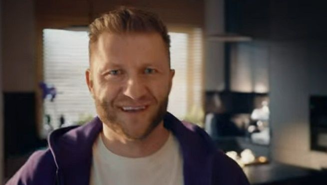 Play daje w prezencie pakiet kanałów sportowych. W reklamie wystąpił ...