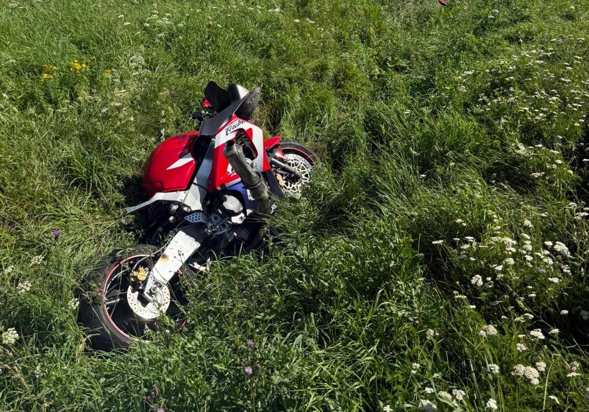 Tarnawatka: Motocyklista wjechał do rowu podczas wyprzedzania
