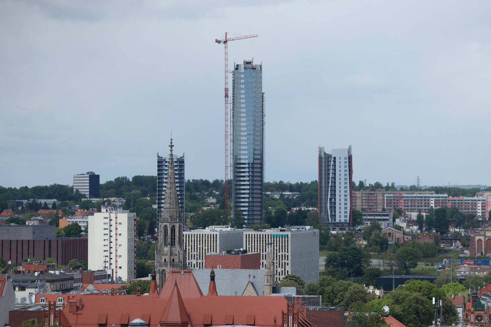 Widok z Damrota Garden na okoliczne zabudowania