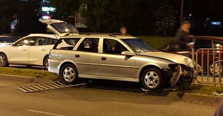 Kolizja na ul. Filaretów w Lublinie. Opel zjechał na pas zieleni i ściął barierki