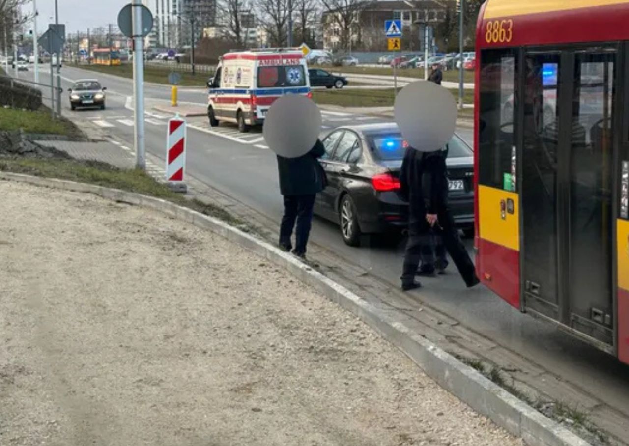 Warszawa. Pijany uderzył głową w bok przejeżdżającego autobusu