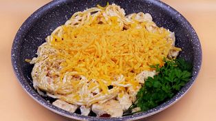 Wysokobiałkowa carbonara z kurczakiem. Idealny obiad, gdy jesteś na diecie