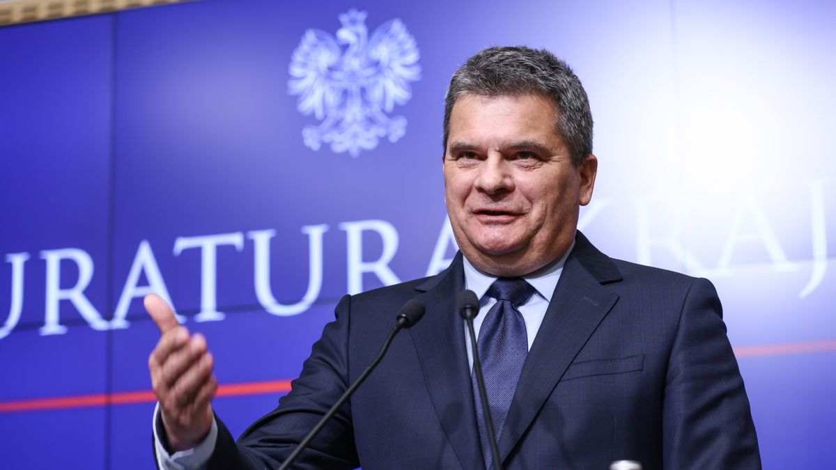 Warszawa, 30.04.2024. Prokurator krajowy Dariusz Korneluk podczas konferencji prasowej w siedzibie Prokuratury Krajowej w Warszawie, 30 bm. Temat konferencji: postępowania karne dotyczące Orlenu. (amb) PAP/Leszek Szymański