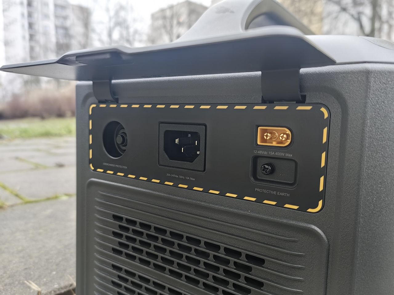 Ugreen PowerRoam 15054 GS1200 może być ładowana z sieci, albo paneli solarnych