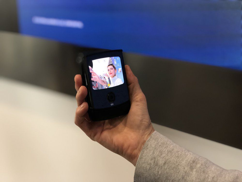 Motorola razr pozwala zrobić selfie bez otwierania telefonu