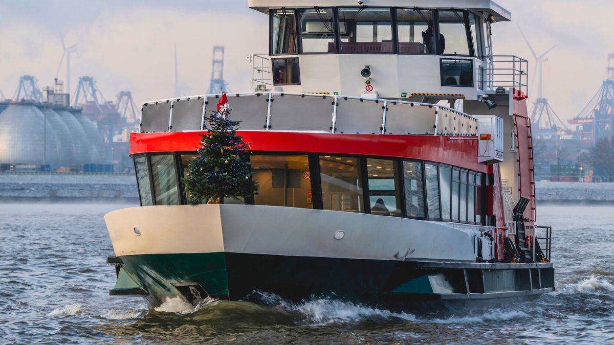 Statek z choinką na pokładzie