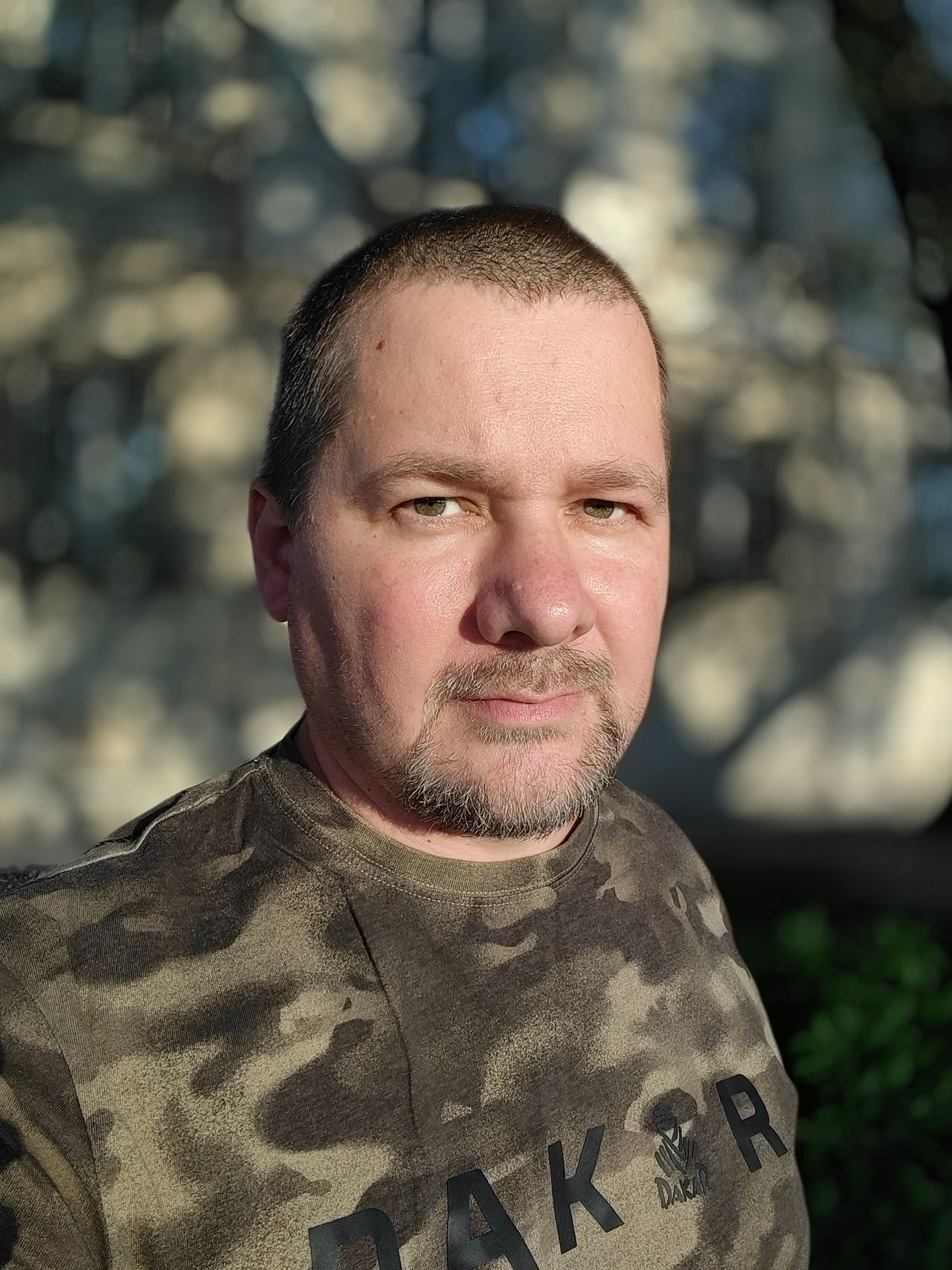 Kontrolowane rozmycie tła z przedniego aparatu, to jest to czego mi było potrzeba.