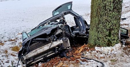 Audi roztrzaskało się na drzewie. Nie żyje 25-latka